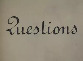 Photographie du mot "questions" issu d'un dossier transmis par la division de la Séance au sujet des procédures parlementaires et des questions constitutionnelles en 1877. Cote 282S 1, ©Archives du Sénat