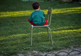 Photographie de Raymond SAUVAIRE, "Enfant assis sur une chaise du jardin du Luxembourg".  Cote 17FI 1608 © Archives du Sénat
