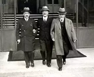 Photographie DUPUY et Cie Le petit parisien, " Alexandre ISRAËL, Henri QUEUILLE et André MALLARMÉ".  Cote 21FI 02 © Archives du Sénat