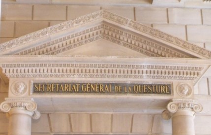 Photographie du portique du Secrétariat général de la Questure - vestibule, palais du Luxembourg © Sénat