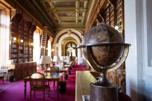 Photographie de la salle de lecture de la Bibliothèque, détail d'un globe terrestre © Sénat